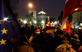 Kryeministri polak evakuohet nga parlamenti pas ‘puçit’ opozitar