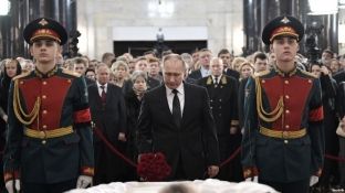  Rusia i jep lamtumirën e fundit ambasadorit Karlov