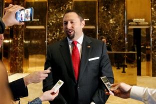 Dorëhiqet zëdhënësi i Trumpit