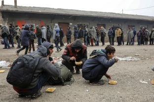 Tre të arrestuar në Serbi për trafikim me migrantë