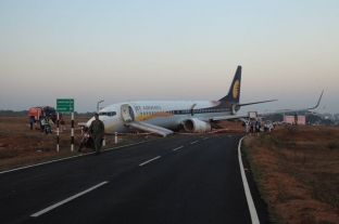 Aeroplani del jashtë piste gjatë ngritjes në Indi, shmanget tragjedia