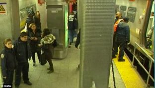 Së paku 20 njerëz janë lënduar pasi del treni nga shinat në New York