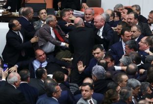 Rrahje masive në Parlamentin e Turqisë [video]