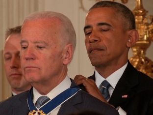  Obama nderon Bidenin me Medaljen Presidenciale të Lirisë