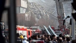 Në Teheran shembet pallati 17 kate, 30 zjarrfikës të vdekur