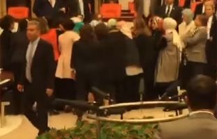 Deputetet turke rrihen në Parlament [video]
