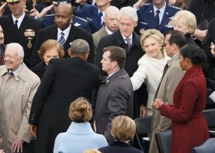 Hillary tregon përmes Twitterit pse po merr pjesë në inaugurimin e Trumpit