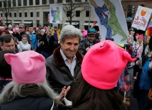 John Kerry në marshin protestues kundër Trumpit