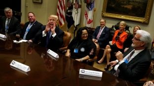 Presidenti Trump kërkon hetime për manipulim votash