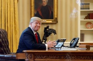 Mbi 1 milion nënshkrime kundër vizitës e Trump në Britani