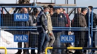 Turqia i kërkon Trumpit të rishqyrtojë urdhrin “fyes” për refugjatët