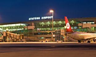 “Efekti” Trump, mijëra të bllokuar në aeroportin “Ataturk” të Stambollit