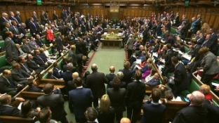 Parlamenti britanik fillon debatin për Brexit