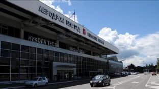 Avioni i easyJet bën ulje emergjente në Beograd