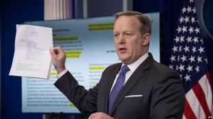Urdhri ekzekutiv për imigrim i Trumpit nuk vlen për banorët legalë
