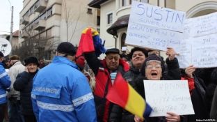  Qeveria në Rumani pezullon vendimin që nxiti protestat masive