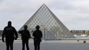 Sulmuesi në Louvre refuzon të flasë me hetuesit