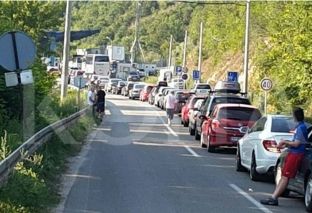 Kolona të gjata në Merdare dhe te Dheu i Bardhë