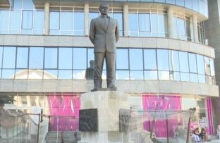 Përmendorja e Nexhat Agollit në Shkup, pa emër e mbiemër