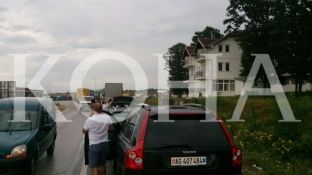  Vazhdojnë kolonat e gjata në pikat kufitare [video]