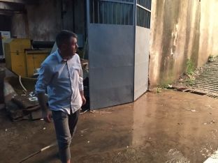  Ministri Shala në ujë për të shpëtuar librat e Bibliotekës [foto]