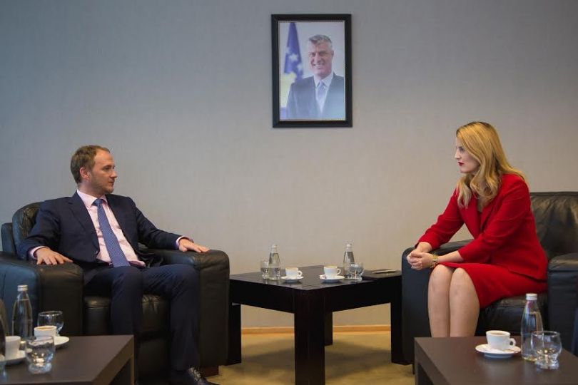 Ministrja e Drejtësisë i jep mbështetje të plotë Sfidave të Mijëvjeçarit