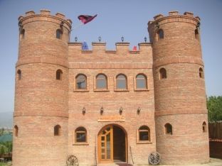 Deputeti Zafir Berisha, pronar i kështjellës afër Zhurit