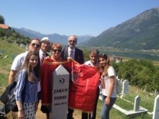 Në Plavë sërish valëviti flamuri kombëtar mbi varrin e Jakup Ferrit