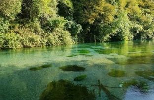 Syri i Kaltër, një perlë e turizmit shqiptar dhe një rrugë e keqe që të çon aty