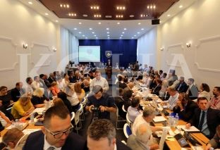  Përfundon debati, kërkohet mos imponim gjatë votimit 