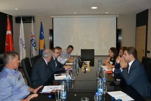 Qeveritarët, sindikalistët e menaxhmenti i KEDS-it diskutojnë për gjendjen e punëtorëve