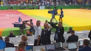  Majlinda e flakëroi flamurin në ar, thotë Thaçi