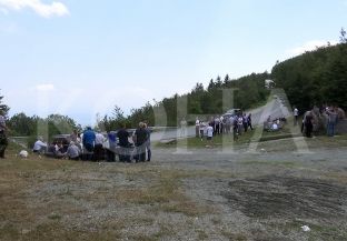 Deçanasit mësyjnë Zhlepin, ndalohen nga polica malazeze [video]