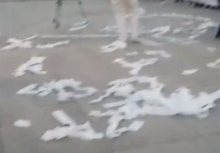  Protestuesit hedhin letra tualeti drejt Qeverisë 