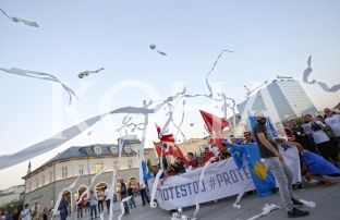 Protestuesit – qeveritarëve: “M** e keni bo”... 