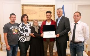 Agim Bajrami dekorohet  me urdhrin “Heroi i Kosovës”