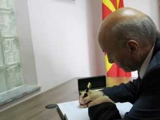 Mustafa u nënshkrua në librin e zisë për viktimat e përmbytjeve në Maqedoni 