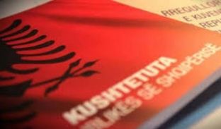 Kushtetuta e re hyn në fuqi, por nuk zbatohet