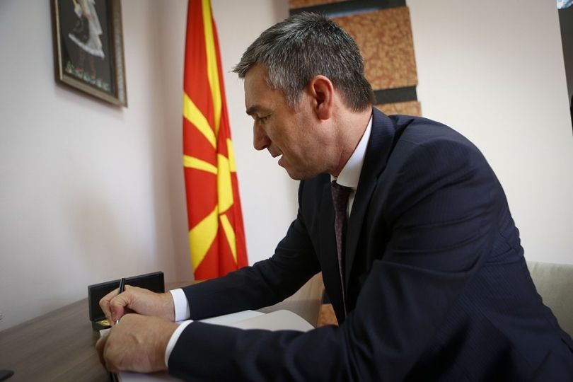 Veseli nënshkroi në librin e zisë për viktimat në Maqedoni