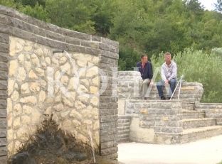 Banorët e Grejqevcit të Suharekës në ankth me minat, njëri ra në “fushë të pastruar” [video]