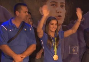  Kelmendi me shumë brohoritje pritet në skenë