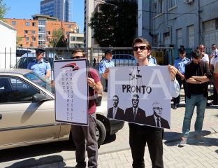 Protesta të qytetarëve para selisë së PDK-së