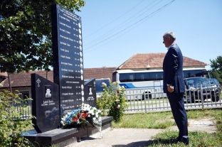 Thaçi vuri kurorë në memorialin e të rinjve në Gorazhdec