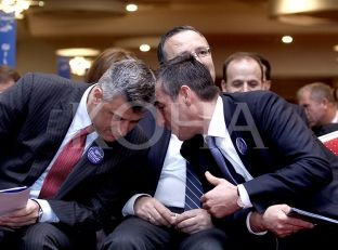 Vetëvendosje kërkon dorëheqjen e Thaçit dhe Veselit