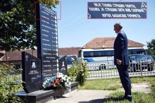 Përkuljet e Thaçit para memorialëve serbë që fajësojnë shqiptarët për vrasje [video]