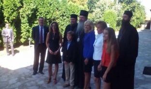 Jill Biden me nipin e mbesën po qëndrojnë në Manastirin e Graçanicës