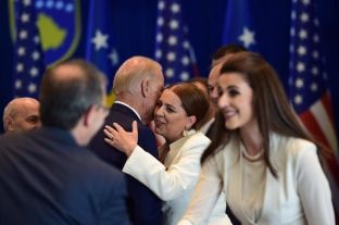 Cila ishte dhurata e Joe Biden për Vlora Dumoshin [foto]
