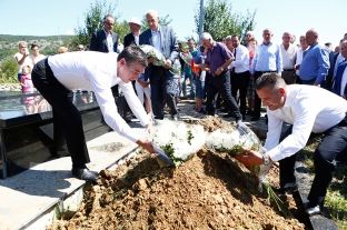 Veseli mori pjesë në ceremoninë e rivarrimit të familjarëve të Azem Bejtës