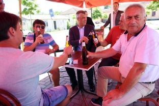 Dy serbë sulmojnë serbin: Këtë e ke për Thaçin