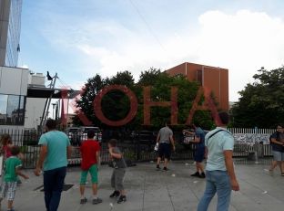 Protestuesit gjuajnë me qese uji objektin e Qeverisë 